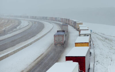 A lengyelek november 6. óta tartó határzára miatt a kelet-szlovákiai utakon több tíz kilométer hosszan torlódnak az ukrán kamionok