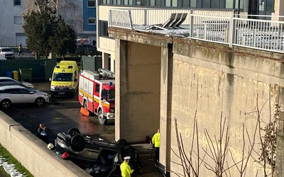 Lezuhant egy autó a komáromi hídról