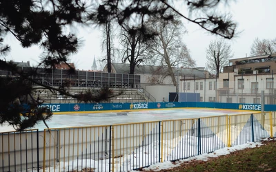 A kassai városi parkban felállított jégpálya egy héttel ezelőtt még üresen tátongott