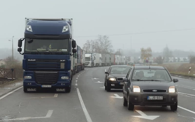 Az elkövetkezendő napokban valószínűleg még hosszabb lesz a sor az utak menték 