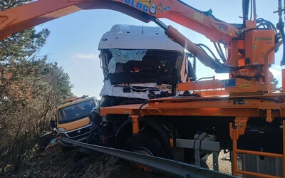 TRAGÉDIA: Kamion hajtott egy közútkelező teherautóba