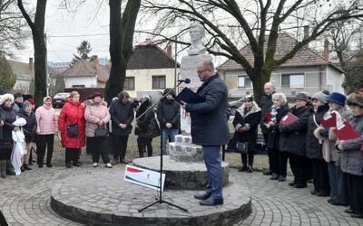 Az oszlopon álló mellszobor Cséfalvay Kázmér szobrászművész és restaurátor érdeme (A szerző felvétele)