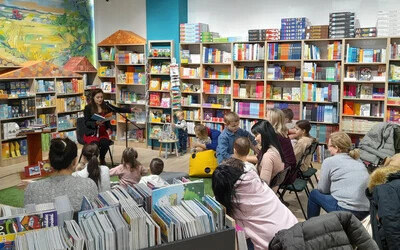 A meseolvasás közben a gyerekek szabadon mozoghattak, bátran levehettek egy könyvet polcról és beleolvashattak (A szerző felvétele)