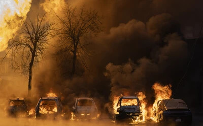 Lángoló személygépkocsik Kijev egyik lakónegyedében a január 2-i orosz rakétatámadás után (Fotó: TASR/AP)