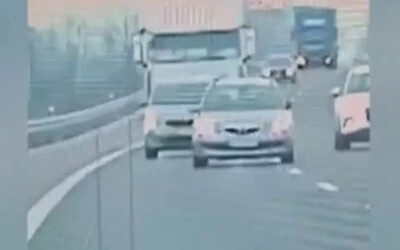 Gyanúsan lassan haladt az autópályán – nem véletlenül (VIDEÓ)