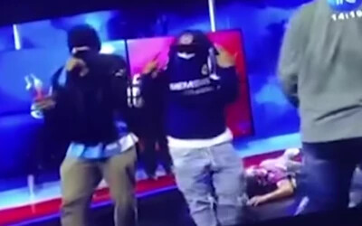 VIDEÓ: Csuklyás fegyveresek rontottak be egy élő tévéadásra