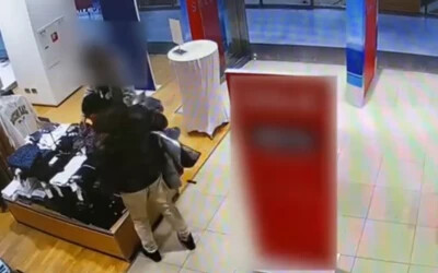 VIDEÓ: Az üzletben magára vett ruhákban távozott a boltból – a biztonsági őr kiszúrta