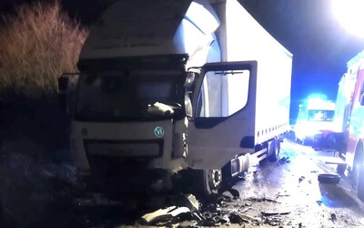 Lekapcsolt világítással, frontálisan hajtott a kamionnak – nem élte túl a 45 éves nő