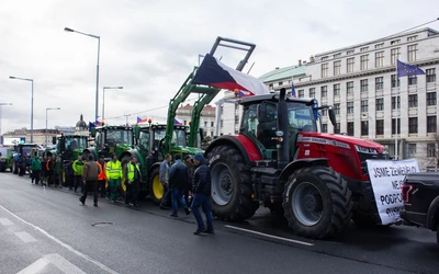 Több száz traktorral Prága belvárosába vonultak a tiltakozó cseh gazdák