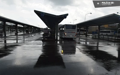 Elgázolt egy nőt egy busz a pályaudvaron, több száz méteren át vonszolta magával