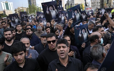 Iránban megkezdődött a helikopter-szerencsétlenségben meghalt elnök és a többi áldozat temetési szertartása