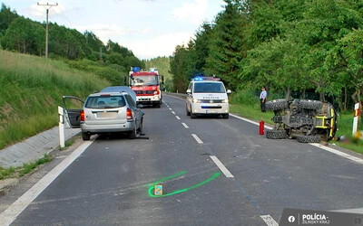 SÚLYOS baleset: Személyautó és négykerekű ütközött, utóbbi az oldalára borult