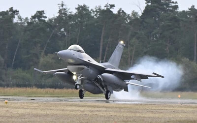 Megérkezett az első két F–16-os vadászgép Szlovákiába