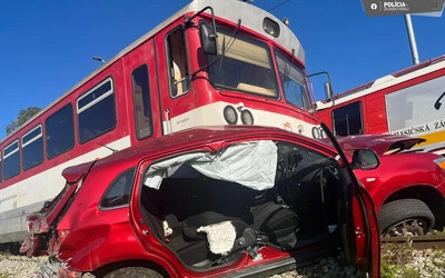 Az érkező vonat elé, a vasúti átjáróra hajtott, megsérült az 52 éves sofőr