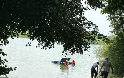 Holtan találtak egy horgászt a vízbe süllyedt autóban