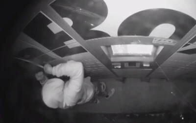 VIDEÓ: Felfeszítette a csomagautomata ajtajait, öt küldeményt lopott el