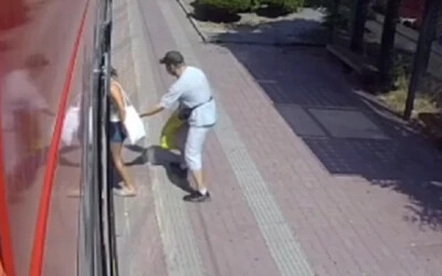 VIDEÓ: Felszállás közben megfogta a nő fenekét, majd elfutott