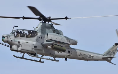 Az AH–1Z Viper, azaz Vipera típusú támadóhelikoptert 2010-ben állították hadrendbe az amerikai tengerészgyalogságnál. A közel 18 méter hosszú és 4,5 méter magas gép 5,5 tonnát nyom, és több mint egytonnányi fegyvert tud szállítani. Kétfős legénysége van, és akár 400 km/ó-s vízszintes sebesség elérése is képes. Hatósugara 230 km. (Fotó: Shutterstock)