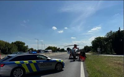 Tetősátor okozott balesetet, súlyos sérülésekkel szállították kórházba a motorost