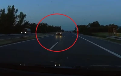 VIDEÓ: Balesetet okozott az autópályán szembeforgalommal közlekedő 79 éves sofőr