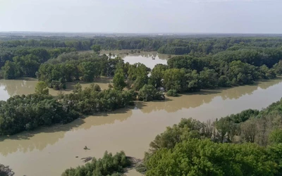 Elhúzódó árvíz, víz alatt a csallóközi sziget