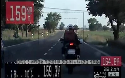 159-cel száguldozott egy motoros nő Érsekújváron, csúnyán ráfázott