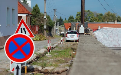 Az utcában továbbra is a korábban kirakott homokzsákok segítik a csapadékból származó víz elvezetését 