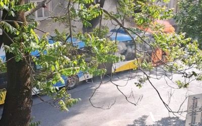 A csuklós busz totálkáros lett, de a tűzesetben szerencsére senki sem sérült meg