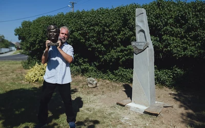 A festőművész és egykori lelkész szerint a szobor egy olyan háromszöget zár le, mely a Bodrogköz jelentőségét is szimbolizálja (A szerző felvétele)