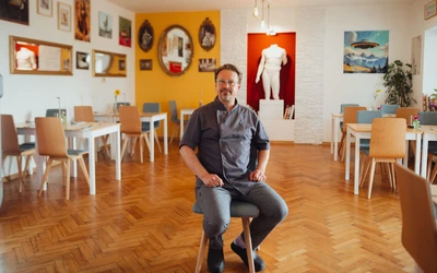 Az étterem belseje első ránézésre inkább egy kisebb galériára, mintsem étteremre hasonlít (A szerző felvétele)