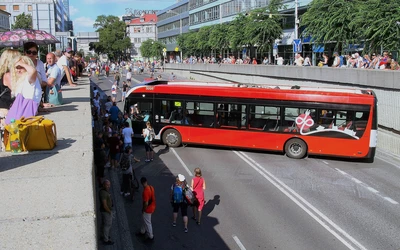 Viliam Adamec pozsonyi kerületi rendőrkapitány szerint a rendőrök egyebek mellett azért nem tudták megakadályozni, hogy a tömeg az úttestre tóduljon, mert túl sok a városban a turista, s a rendőrök nem tudták megkülönböztetni, ki a turista, és ki a tüntető ⋌(TASR-felvétel)