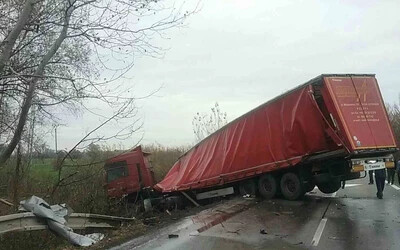 Súlyos baleset tötént: két furgon és egy kamion ütközött össze Medvénél