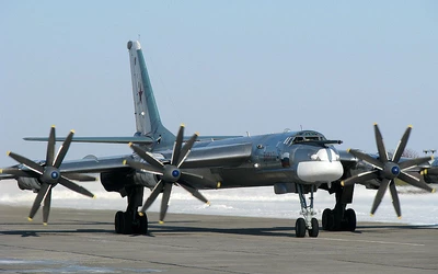 A képen egy Tupolev Vorkuta típusú orosz katonai repülőgép látható, kihúzott szárnyakkal és
