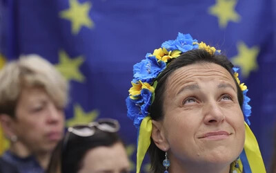 Az uniós vezetők június 23-i, brüsszeli találkozójakor tartott demonstráció egyik tüntetője az ukrán zászló színeit tartalmazó koszorút visel, hogy Kijev iránti támogatását fejezze ki. A tagországok kormány- és államfői ekkor döntöttek arról, hogy Ukrajna