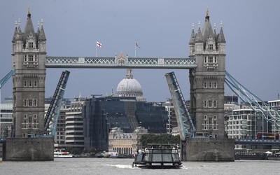Technikai hiba miatt három órán át állt nyitva a Tower-híd