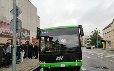 Ősszel az autómentes nap keretében lehetett kipróbálni az elektromos autóbuszt, jövőre akár ilyenek is járhatnak a városban 