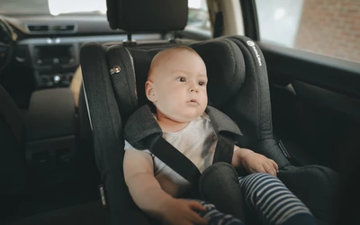 A tűző napon álló autóban magára hagyott gyereknek minimális esélye van a túlélésre