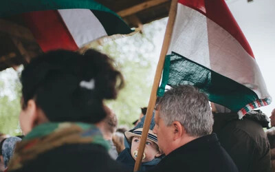 A szakadő eső és a kimondottan hideg idő ellenére legalább százan gyűltek össze és énekelték a magyar himnuszt a nagytárkányi Millenium téren 