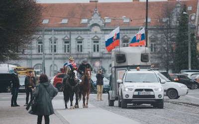 Mezőgazdászok lóháton Kassa Fő utcáján