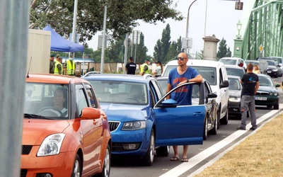 GALÉRIA: Civilek tiltakozása az Erzsébet hídnál