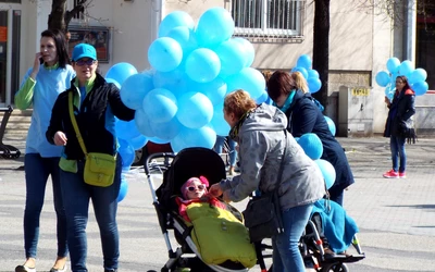 Tavaly ezen a napon kékbe öltözött Érsekújvár főtere