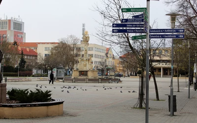 Kihalt volt szerdán délelőtt az érsekújvári sKihalt volt szerdán délelőtt az érsekújvári sétány és a főtérétány és a főtér