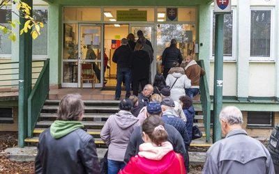 Délelőtt hosszú sorok várakoztak a szavazóhelyiségek előtt (Somogyi Tibor felvétele)