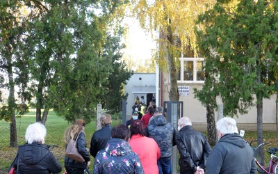 Pozsonyeperjesen nagy a sor, de gyorsan megy