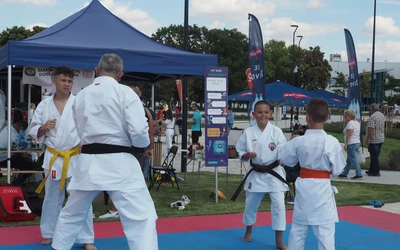 A karate bemutató után a gyerekek ki is próbálhatták az alapmozdulatokat (A szerző felvétele)