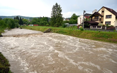 VIDEÓ: Teljesen elárasztotta a víz a kis szlovákiai falut