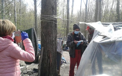A Vág menti erdőbe is vittek arcvédő maszkokat az önkéntesek