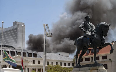 Teljesen a lángok martalékává vált a dél-afrikai parlament ülésterme Fokvárosban