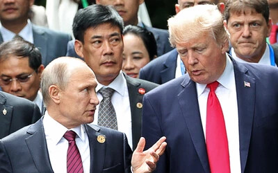 Vlagyimir Putyin (b) és Donald Trump