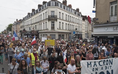 tüntetés franciaország koronavírus